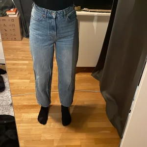 Barrel Jeanse - Har bara blivit använda två gånger, helt perfekt skick. 