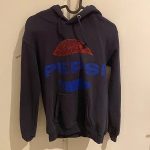 Hoodie  - Pepsi hoodie storliek xs super skön och ganska väl använd
