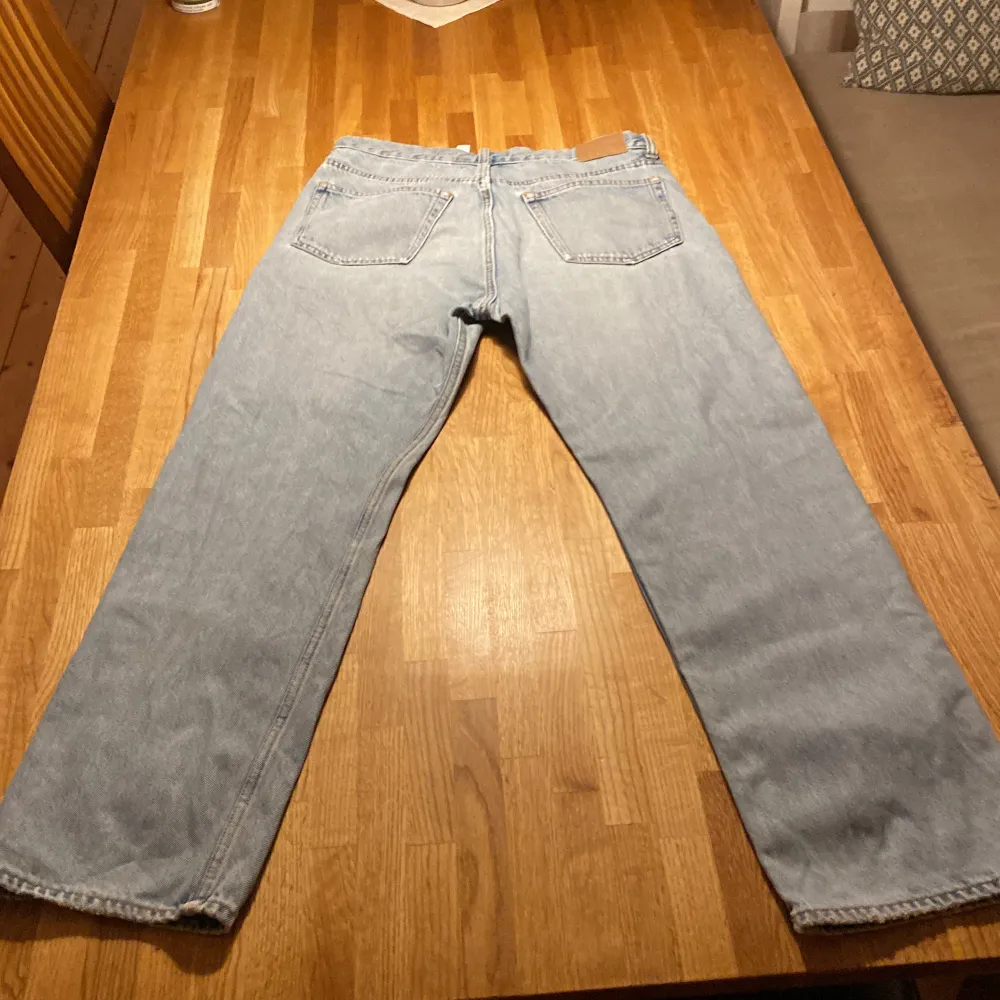 Väl använda weekday jeans i bra skick. Säljer för dem är för små.. Jeans & Byxor.