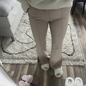 kostymbyxor  - beiga kostymbyxor från nakd