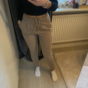 Beiga byxor  - Säljer ett par jätte sköna byxor i storlek XS🫶🏻🫶🏻