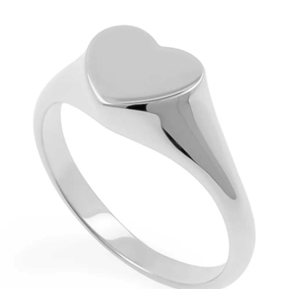 Säljer min hjärtformade silver ring, från edblad. Nypris 400 kr. Byter gärna mot en guld ring annars🫶🏻. Accessoarer.