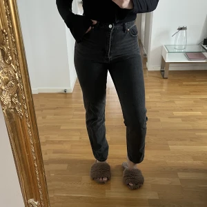 Monki jeans  - Monki jeans i urtvättad svart färg! 