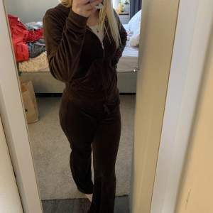 Jätte fin brun velour dress. Byxorna stl Xs och tröjan S