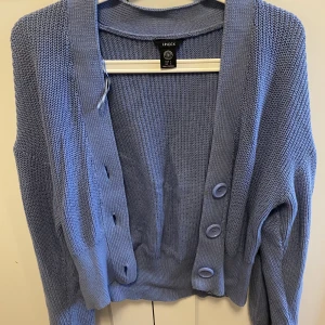 Blå kofta - Så söt blå kofta blå kofta från Lindex. Använd ett fåtal gånger. Stora knappar och bra passform.