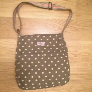 Cath Kidston dot väska - Cath Kidston dot väska Fint skick Avhämtning i Norra Djurgårdsstaden eller postas vid fraktbetalning 