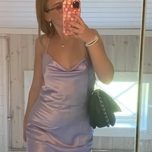Satinklänning - Kort satinklänning från H&m i lila, används inte då den är lite kort 💜 otroligt fin! Bara använts på en studentskiva sen blev den hängande  120kr+frakt 