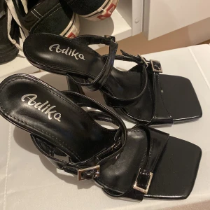 Klackskor  - helt ny klackskor i storlek 36 Jätte toppen skick!  Passar jätte fint till sommar och utgång 