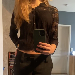 Blus  - Säljer min jättefina blus med spets. Man kan knyta den i ryggen vilken gör att den passar många olika storlekar, men jag har vanligtvis XS💕💕skriv för fler bilder 🤩