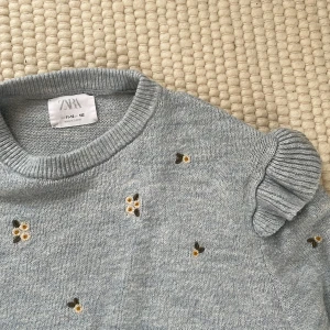 Stickad tröja - En fin stickad tröja med fina Blom och volang detaljer🌼💙🤩