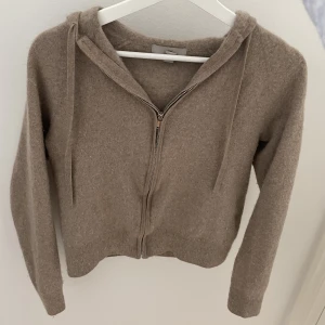Kashmir Blend Zip Hoodie - Kashmir zip hoodie från Hm, bra skick!  Storlek S men passar Xs också!! Skriv för fler bilder!🙏🏼🙏🏼 Inte nopprig men lite ”luddig”  ❌INTE SÅLD SÄLJER FÖR 450 kr DIREKT!!❌