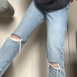 Momjeans med hål vid knäna - 300 kr inklusive frakt.  Haft dem någon enstaka gång annars alldeles nya. Skönt tyg, bra längd och inga hål förutom på knäna såklart🌸 