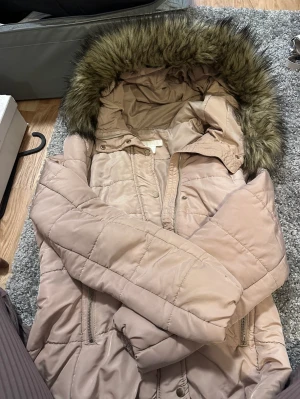 Vinterjacka  - Snygg ”Dustrosa” vinterjacka. Använd några enstaka gånger så är i fint skick.
