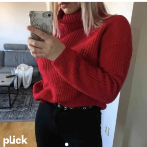 polotröja - LÅNAD BILD❗️röd stickad polotröja, jättebra skick, storlek XS men passar S/M. nypris 399kr och säljs för 199kr ❣️ köparen står för frakt