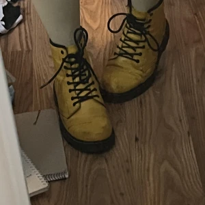 Gula dr. Martens - Skitsnygga nu till våren!! Köpte dem på plick och den är använda en del, men har så mycket mer att ge! Lite smutsigas men det går säkert att putsa bort, även lite creasade framtill som syns bäst på sista bilden, även färgen gör sig mest rättvis där!