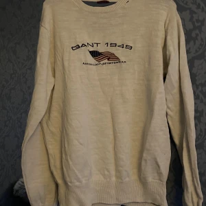 gant tröja  - oversized gant tröja, den har ett litet hål längst upp som säkert går att fixa därav säljer jag för 30kr kom privat för fler bilder eller annat💗