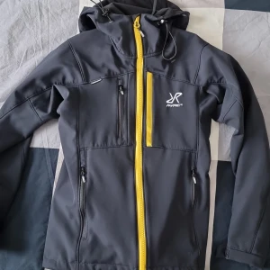 Frilufskläder - Frilufsjacka i topp skick! använd 3-5 ggr.  Nypris 1699:-