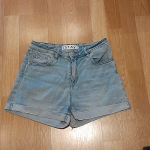 Jeans shorts M - High waisted jeans shorts från Carlings märket /STAY. Använt skick. Kontakta gärna om frågor!