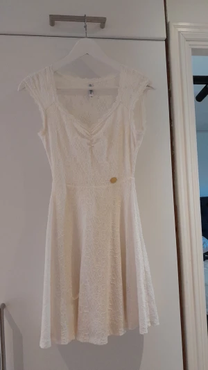 Studentklänning xs/s - Denna klänning hade jag som studentklänning! Från Chiara Forthi. Använd fåtal gånger. Säljer pga för liten. Kontakta gärna om frågor!