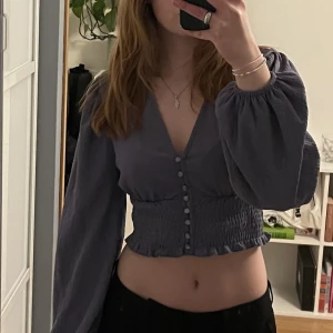 Blus - Säljer den här super fina toppen då den inte kommer till användning💕Nyskick och storlek S. Hör gärna av dig om du har några frågor!!🥰