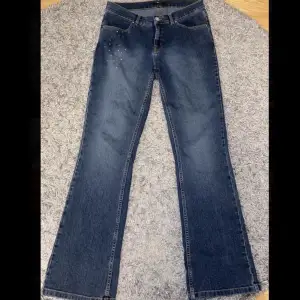 Super fina lågmidjade rhinestone jeans med lite flare! Helt oanvända, säljer pga att de inte är min storlek. ❤️