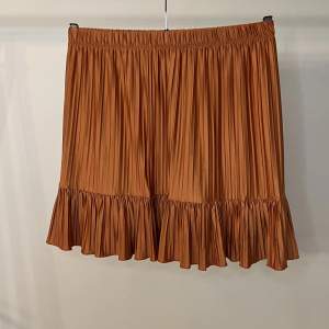 Jättesnygg och skön plisserad kjol från Zara i storlek S. Fint skick!