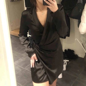Svart silkes klänning  - Säljer denna skit snygga klänningen från zara. Använd 1 gång och säljer pgd av att jag köpt den i en annan st. Kontakta mig om ni vill ha mer info och bilder☺️!! Ny pris 400kr och säljer för 150kr. Köparen står för frakt.