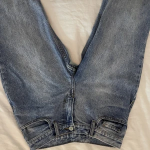Brandy Melville jeans - Low waist bootcut byxor från brandy Melville. Jätte snygga på och sitter så bra. Jätte bra skick. Jag har storlek s i byxor men tror de skulle passa xs-m 
