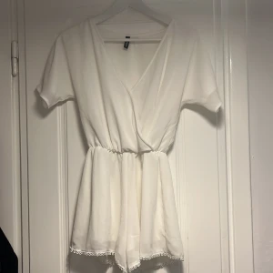 Playsuit / jumpsuit  - Playsuiten / jumpsuiten är från HM  Storlek: 32 (men upplever den som en 34) Pris: 25kr 