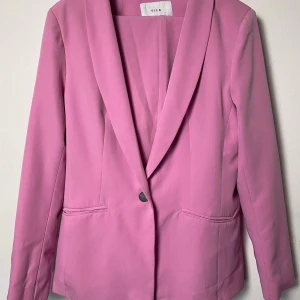 Vila kostym set - Rosa vila kostym set jackan/byxan är i storlek 40