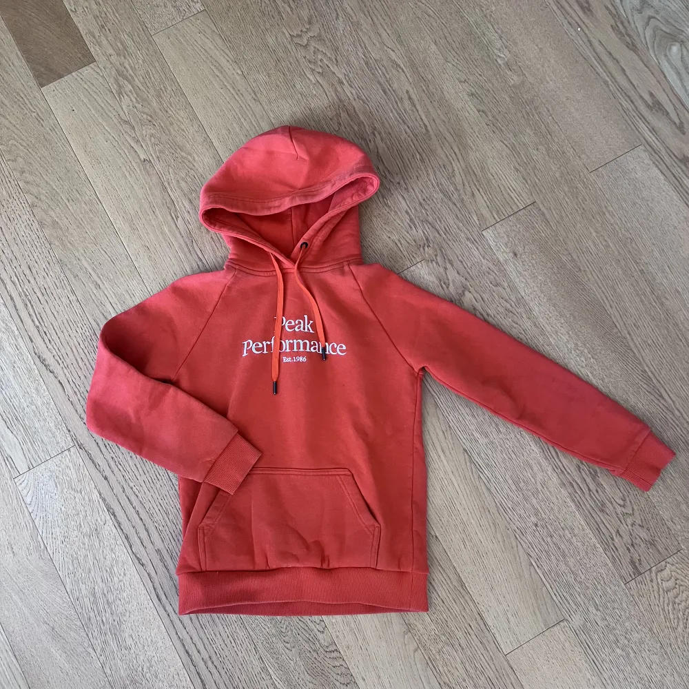 Hoodie från peak performance stl S, knappt använd. Hoodies.