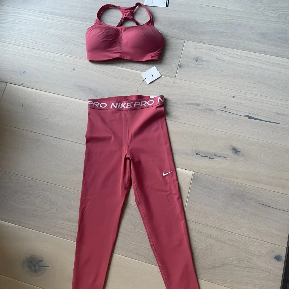 Nike träningskläder i rosa. Storlek S men det är stretch och passar även M. Ord pris 1500 kr totalt, såldes för 1000 kr i set.. Övrigt.
