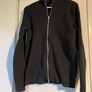 Full zip sweatshirt - Säljer nu denna då den ej kommer till användning längre. Köpt för 2 månader sen och använt max 5 gånger då den var för stor.  Nypris 600kr  Skick: 9,5