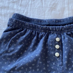 Brandy pyjamasshorts - Säljer dessa urgulliga pyjamasshorts ifrån brandy som är så fina till sommaren, de är i nyskick och är så fina nu till sommaren. Det är storlek one size men passar xs och s skulle jag säga. Köpta för 220 kr i Stockholm, Tryck ej på köp direkt knappe. 🤍🦋