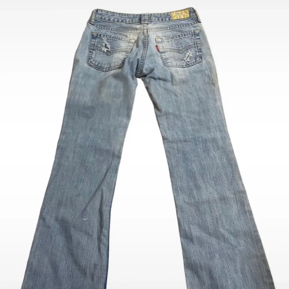 Supersnygga Levis jeans, vintage, blev så ledsen när jag beställde hem de då de var för korta i benen för mig, jag är 169 och skulle tippa på att de sitter perfekt för någon runt 160cm mer eller mindre, storlek 34 i midjan, superfina😢💓. Jeans & Byxor.