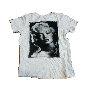 T-shirt - Fin t-shirt med Marilyn Monroe tryck💗knappt använd. Storlek XS men funkar för nån som har S.