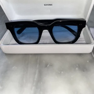 Chimi 04 - Ett par helt nya chimi 04:or (aldrig använda) kontakta ifall ni har några frågor.                                                                          säljer för 900, ny pirs 1250kr. pris kan förhandlas, tar även emot byten.