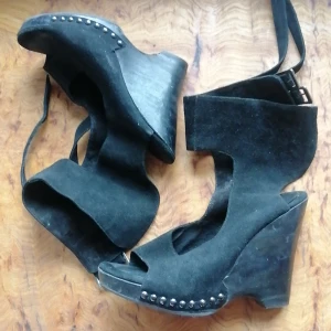 Rodebjer högklackade, mocka & träsula - Rodebjer högklackade skor med träsula, nitar och av svart mocka. Använd fåtal gånger, sulan är i bra skick, storlek 38-39