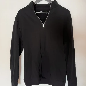 Asos design sweatshirt - Asos design svart sweatshirt med kort dragkedja. Aldrig använd då jag beställde fel storlek. Perfekt skick. Nypris 290