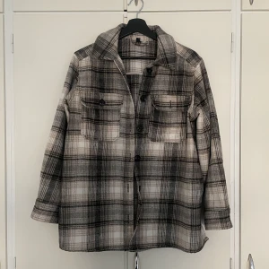 Skjorta - Skjorta från HM, oversized. Kan användas som Jacka/kofta också nu när det börjar bli varmare. Använt den 3 gr så relativ ny. Stl: XS