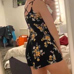 Jumpsuit - Blommig jumpsuit perfekt att slänga på sig över bikinin på sommaren! Även denna säljes då den tyvärr blivit för liten också. Verkligen så skön och enkel :)