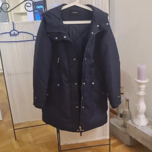 Jacka - Höst/ vår jacka  Den är för tunn för att vara en vinterjacka aldrig använd 