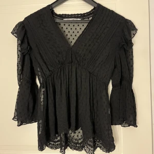 zara Blus  - Jättesöt blus från zara! Säljer då den inte kommer till användning.