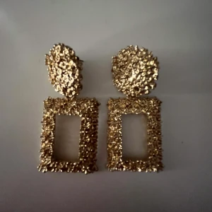 Örhängen - Säljer för 20kr Är som nya, använt 2 gånger.❤️