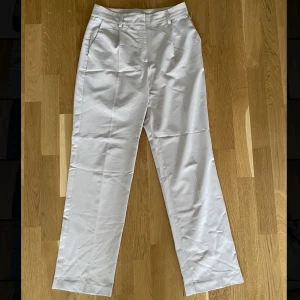 Beiga Raka Kostymbyxor  - Skönaste kostymbyxorna från NA-KD som tyvärr inte kommer till användning längre💕 Har inga fläckar😊