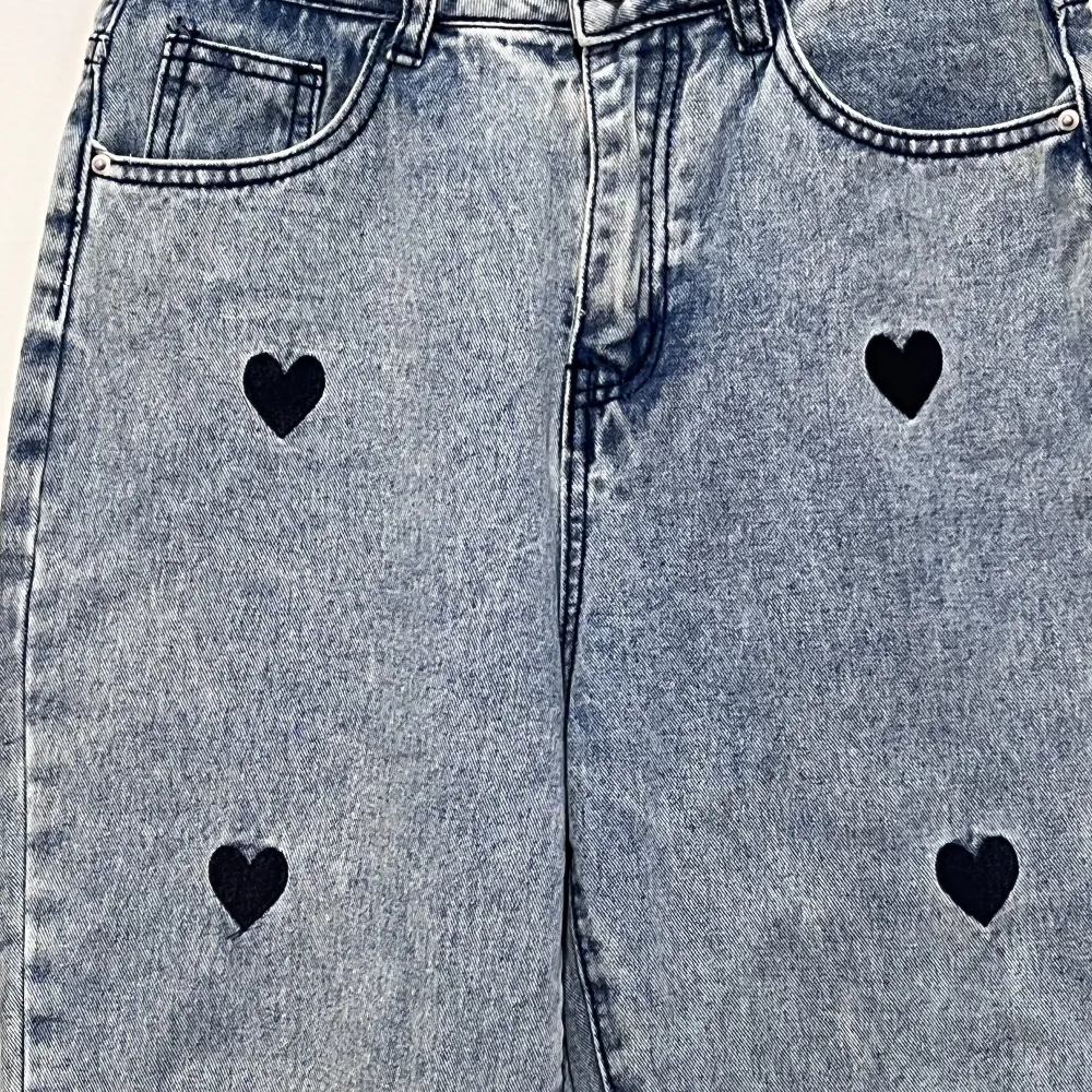 Boyfriend jeans med hjärtan. Farkut & Housut.