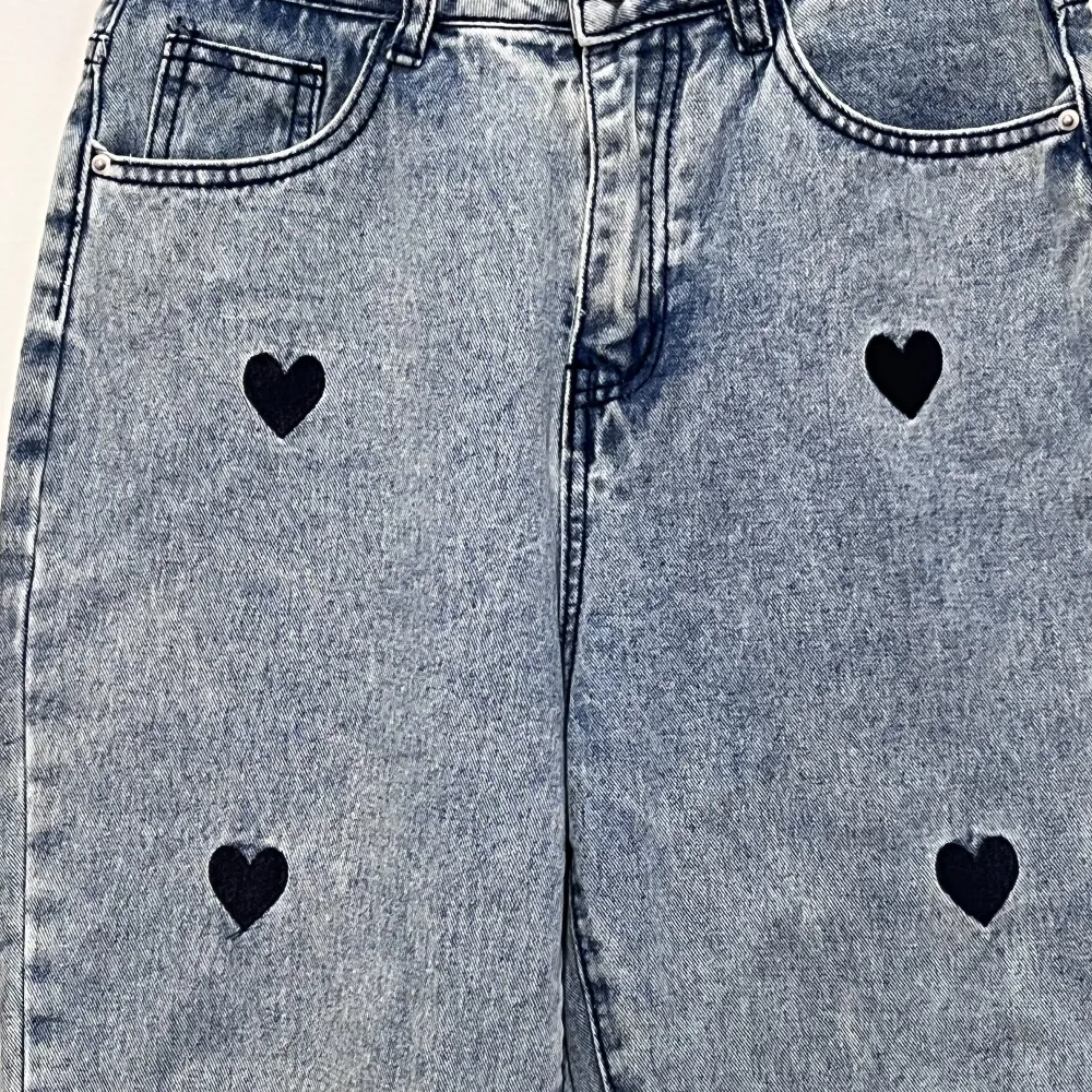 Boyfriend jeans med hjärtan. Jeans & Byxor.