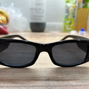 Palm angels solglasögon  - Jag har 2 par solglasögon från Palm angels, inte äkta, men i superfint skick! Kollar intresset, skicka pm vid frågor 