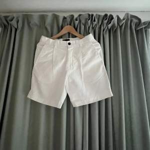Jag säljer mitt par vita kostym H&M shorts som jag har växt ifrån. Använt ett fåtal gånger. På bilden är den lite skrynklig men det kan man bara fixa till. Om du undrar något är det bara att fråga.🤝