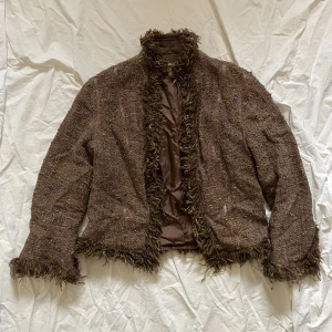 vårjacka  - supersöt cropped vintage vårjacka med ”päls” detaljer och ett så fint mönster med små lila detaljer, passar perfekt på mig som har s  skriv gärna med frågor xoxo😽